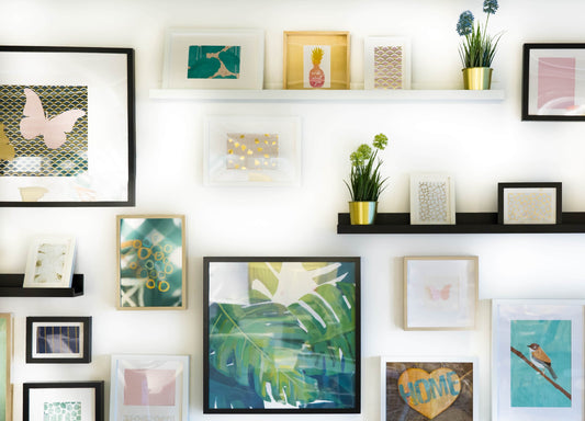 Bilderwand mit verschiedenartigen Bilderrahmen