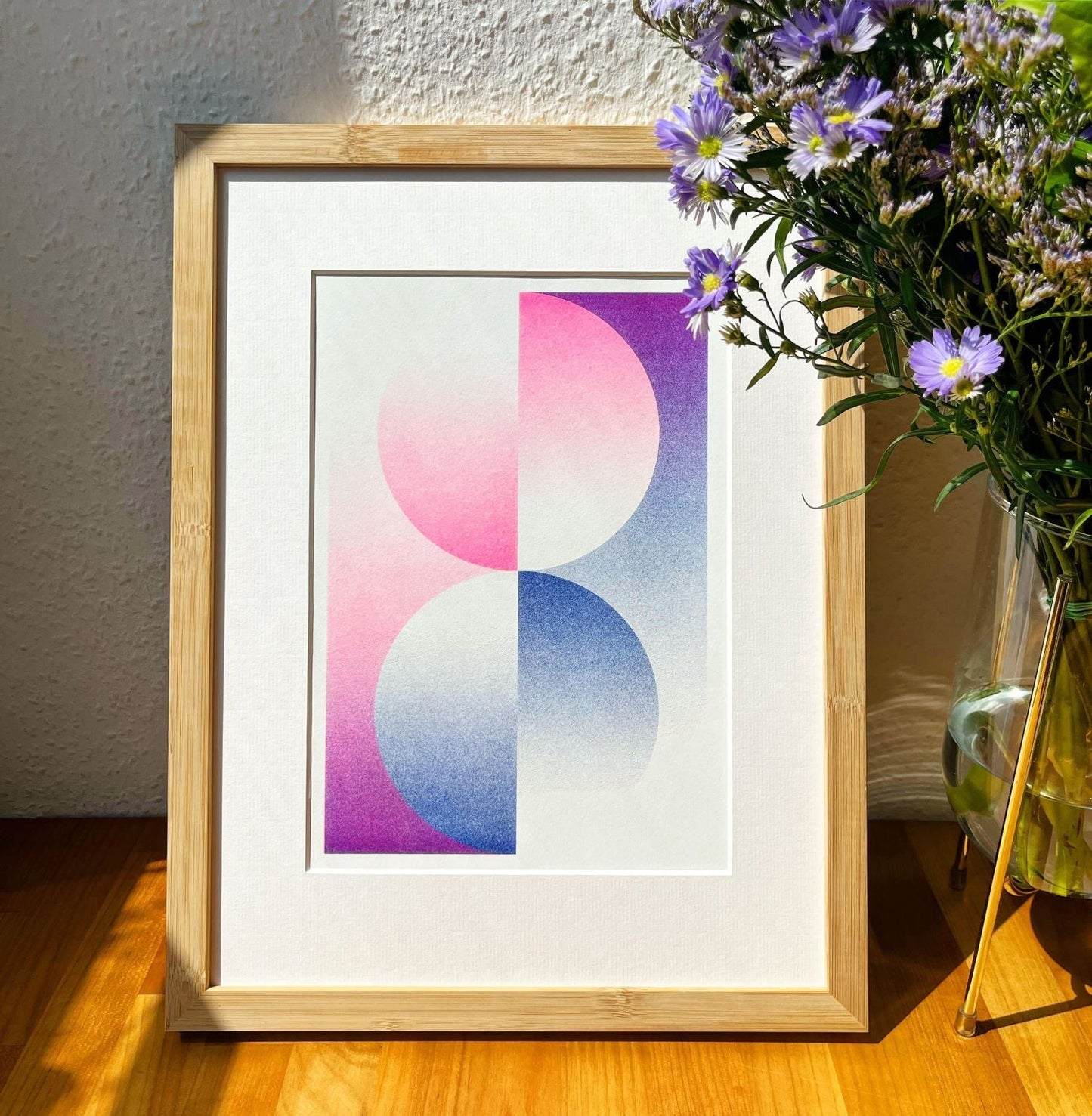 Natürlicher Holzbilderrahmen mit Passepartout Einsatz und einem Riso-Kunstdruck