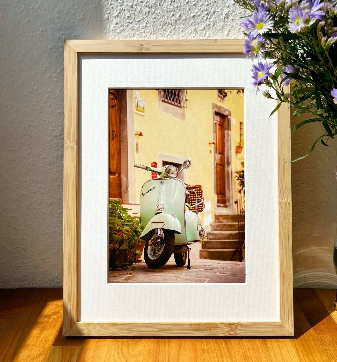 Holz Bilderrahmen mit Passepartout und DINA4 Fotografie einer Vespa