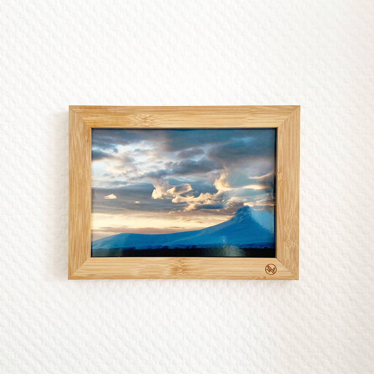 Ecofray Bilderrahmen aus Bambusholz mit eingraviertem Bambuslogo vor weißer Wand