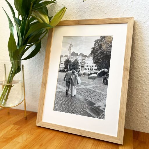 Schwarz-Weiß Foto eines Hochzeitspaares in einem Holzbilderrahmen